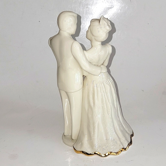 LENOX WEDDING PROMISE PORCELAIN BRIDE & GROOM CAKE TOPPER/FIGURINE VICTORIAN - Picture 4 of 9